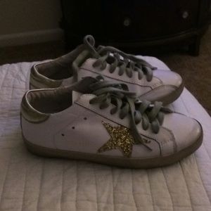 Golden goose superstar tennis shoes